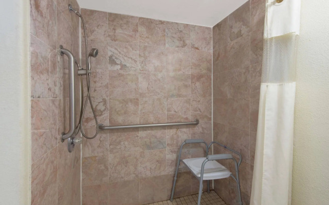 Red Carpet Inn & Suites