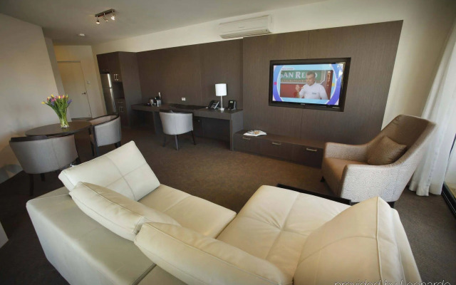 Pier 21 Riverside Apartment Hotel
