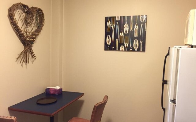 Admiral's Quay Motel & Suites