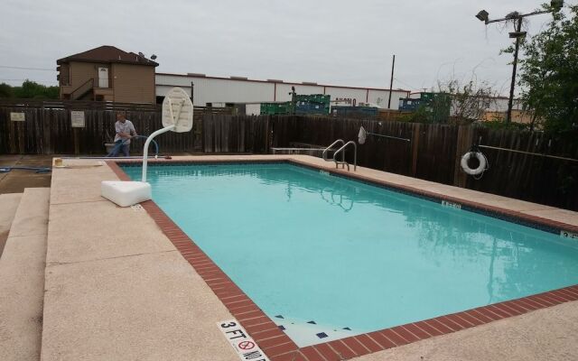 Deluxe 6 Inn & Suites