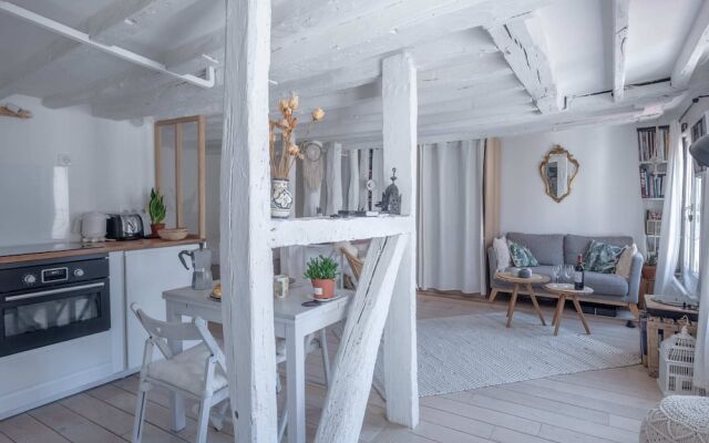 Stylish Apartment for 2 in the Heart of Paris
