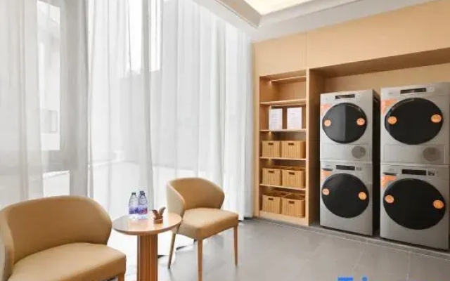 Vienna Hotel (Fuzhou Minhou Qingkou Automobile Town)