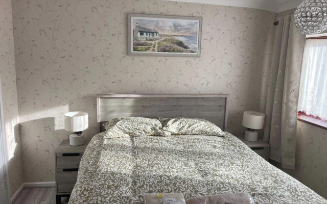 Charming Basildon House With 3 Bedroom Near Town