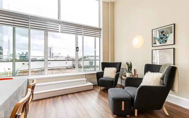 Bright and Stylish Riverside Haven in Canary Wharf