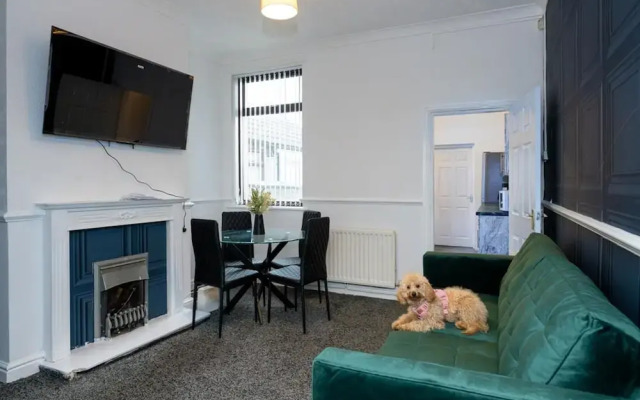 4-bedroom- Stoke-on-trent Sleeps 8- pet Friendly