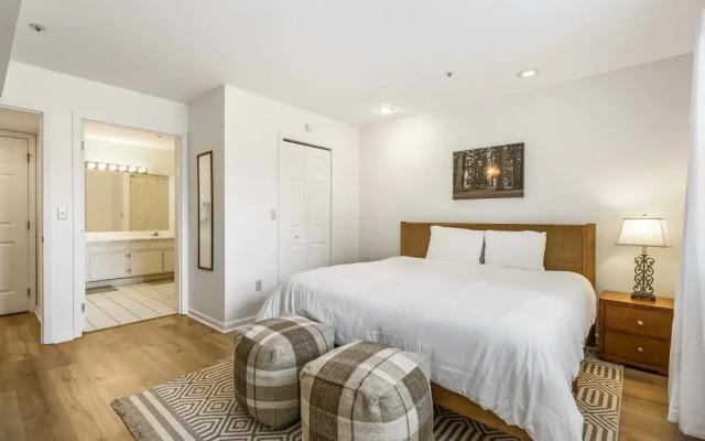 Royal Ridge Modern Condo for 4