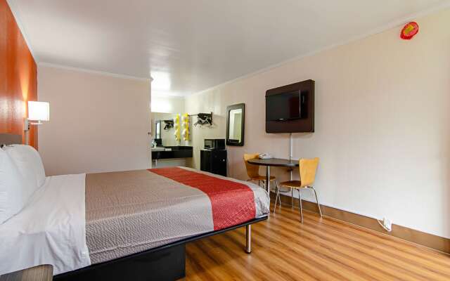 Motel 6 Bay Minette, AL