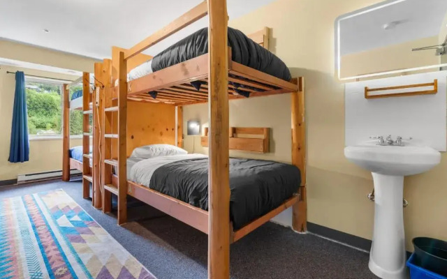 Squamish Adventure Inn & Hostel