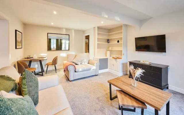 Host Stay Raven s Nest Suite