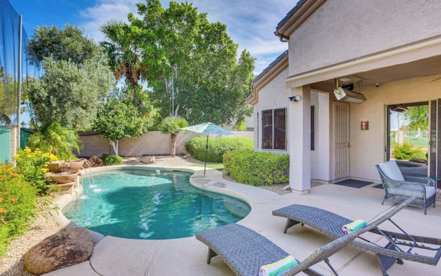 Pool & Putting Green: Goodyear Home on Golf Course