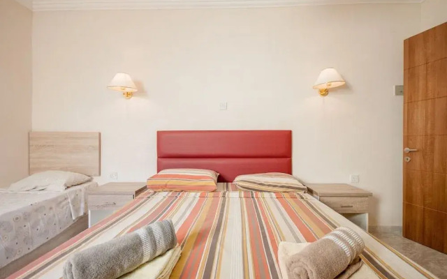 Pool and Sea, Penthouse Merill Apart 7