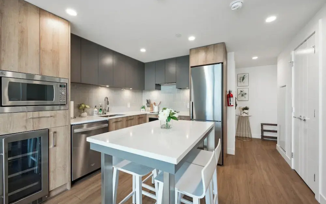 AQUA Corner Unit w Amazing View 614