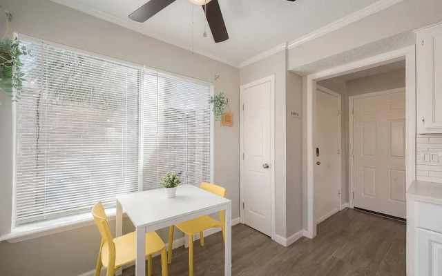 Beat the Heat in Katy w Pool