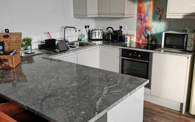 Upmarket 2 Bedroom Apartment With sea Views