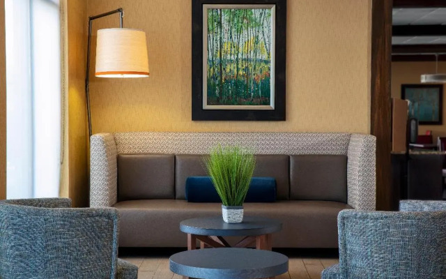 Holiday Inn Express Charleston-Civic Center by IHG