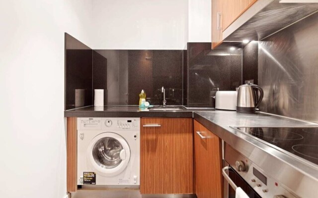 Lovely 1bed W/balcony on the River Thames