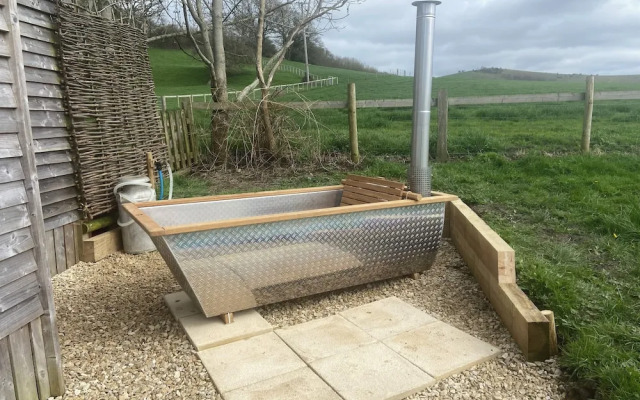 Cosy and Rural Lodge at Goldhill Glamping