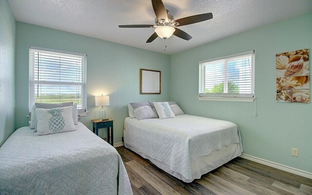 Baydreamer Vacation Home With Private Pool by Redawning