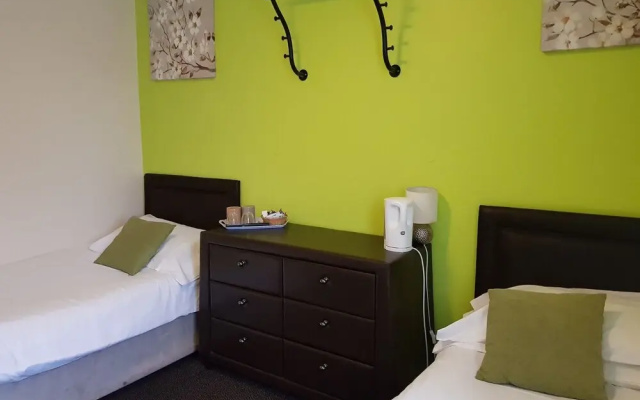 GO2 Gloucester Hotel by OYO