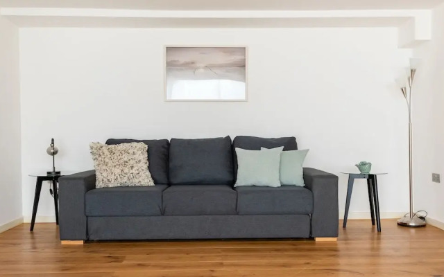 Platinum Apartment in Camden 9946