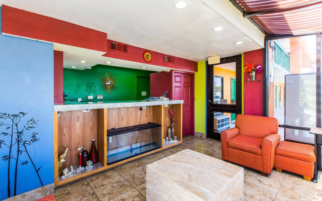 Econo Lodge Inn & Suites