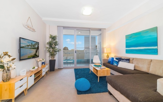 Near Airport & Train Station Stylish Two-Story Apartment