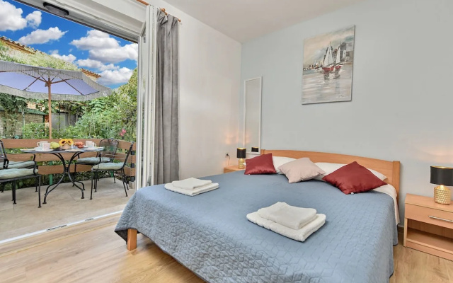 Spacious Apartment With Garden