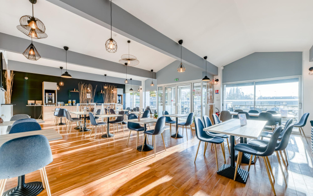 Kyriad Hotel Le Lac