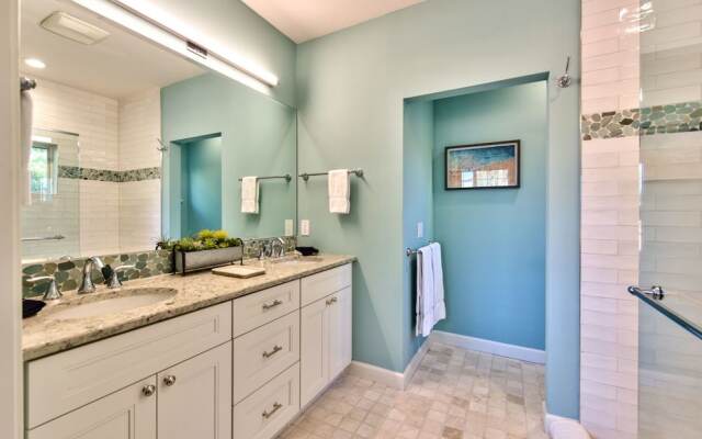 Sardinia Vacation Rental: Delightful Coastal Home near Vanderbilt Beach. Relax in a Private Pool and Spacious 4-BR Retreat with Modern Amenities. Ideal for Families. Minutes from Mercato and Local Attractions