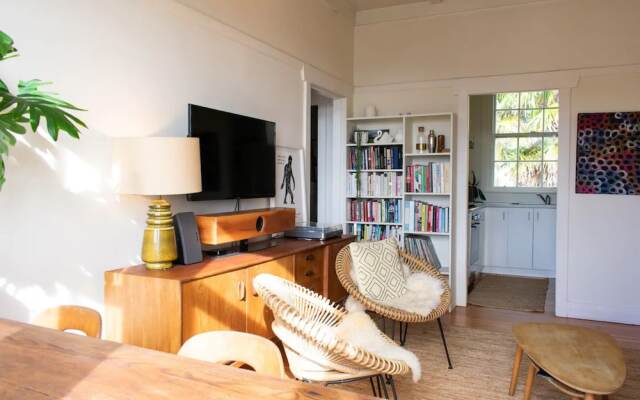 1930s Character 1 Bedroom Apartment With Sky Tower Views