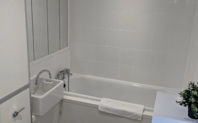 LT Grove Apartment - Stratford