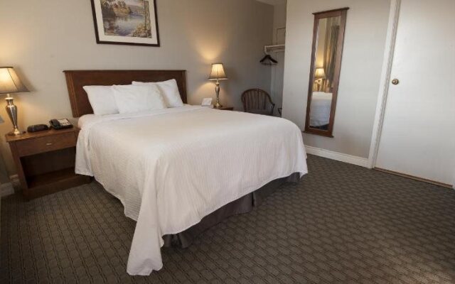 Howard Johnson Bluenose Inn & Suites