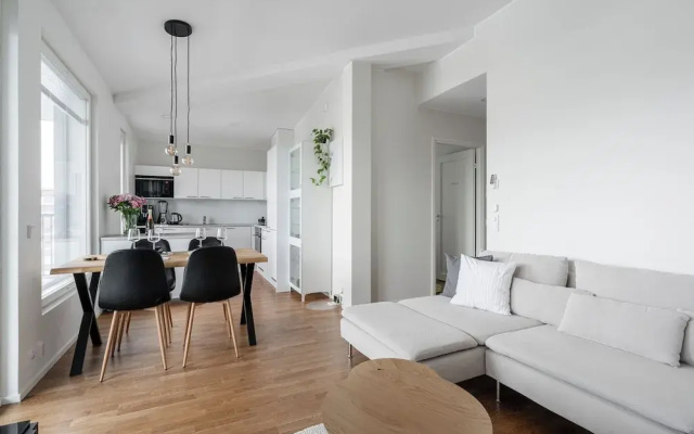 Luxurious 1BR Penthouse with Balcony
