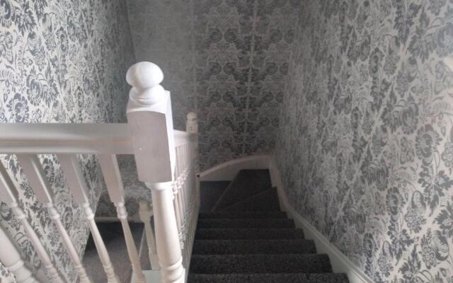 Beautiful 2-bed House in Bolton With Free Parking