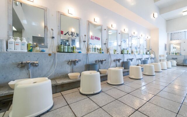 Sauna & Capsule Hotel Dandy – Caters to Men