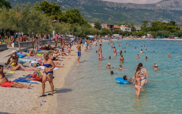 Lovely 1-bed Apartment With Patio in Kastel Stari