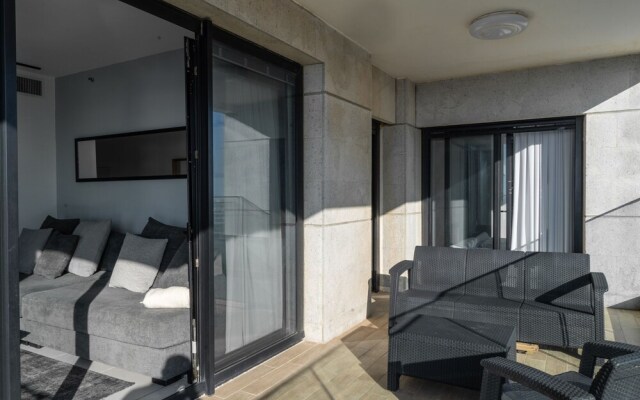 Sea-side 4 BR Apt with Gym