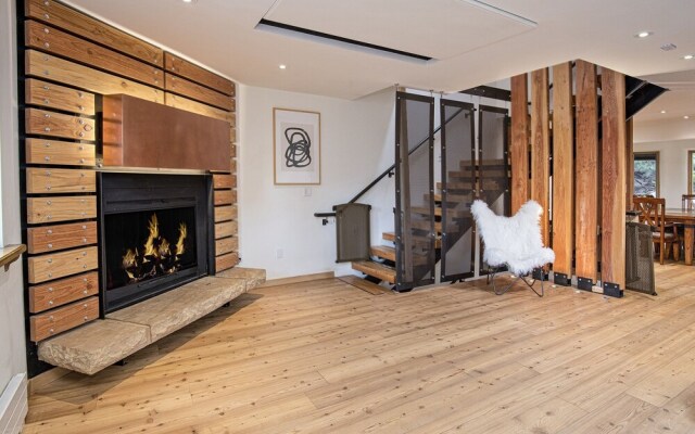 Eiger 9 3 Bedroom Condo by RedAwning