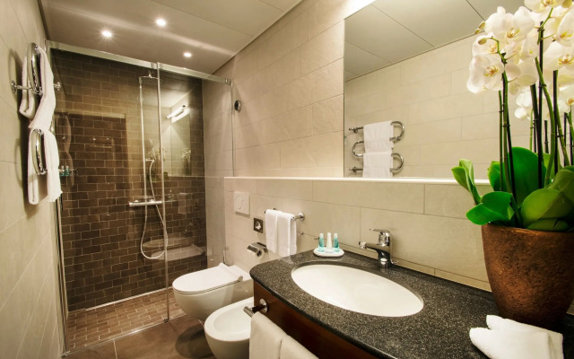 International au Lac Historic Lakeside Hotel