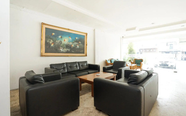OYO 252 Istana Permata Ngagel