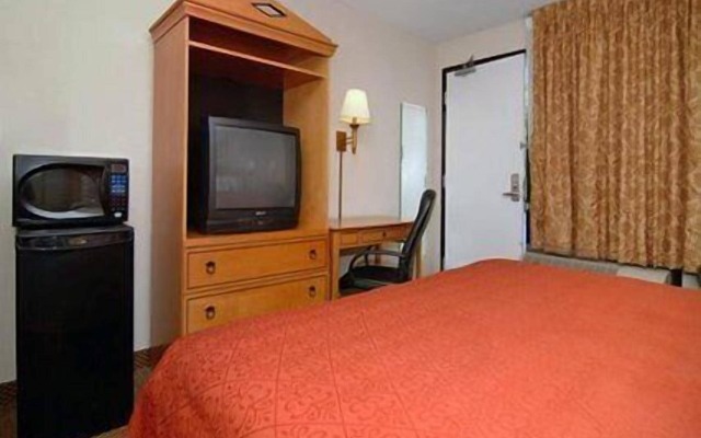 Econo Lodge North