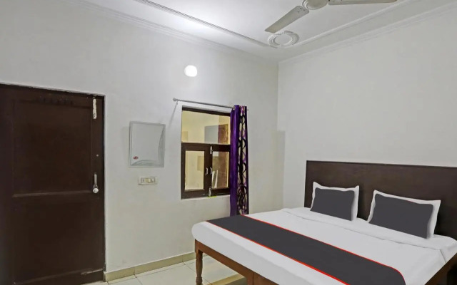 Collection O Mayank Guest House Near ISKCON Temple Noida