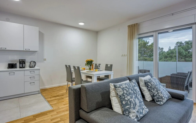 Cikat Bay Modern Apartment