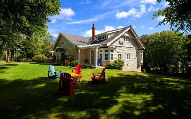 Leaside Manor by The Leaside Group