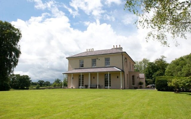 Llwynhelig Manor
