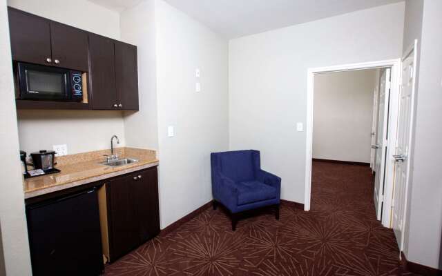 La Quinta Inn & Suites by Wyndham Houston East at Normandy