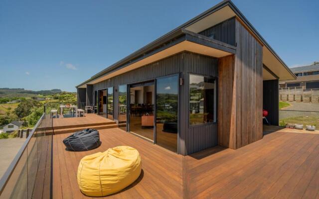 Hosts on the Coast Ātaahua.