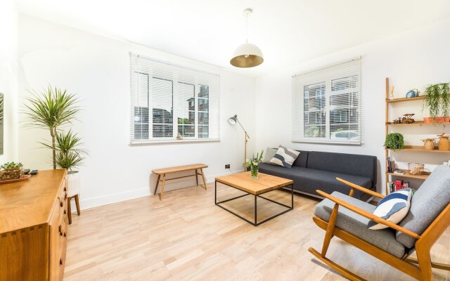 Sensational Southfields Home by King George's Park