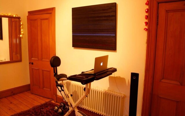 2 Bedroom Apartment With Cinema Screen Sleeps 5