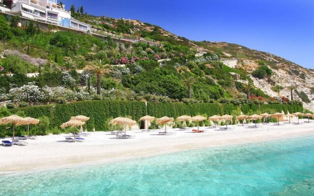 Seafront home 4' walk to private beach